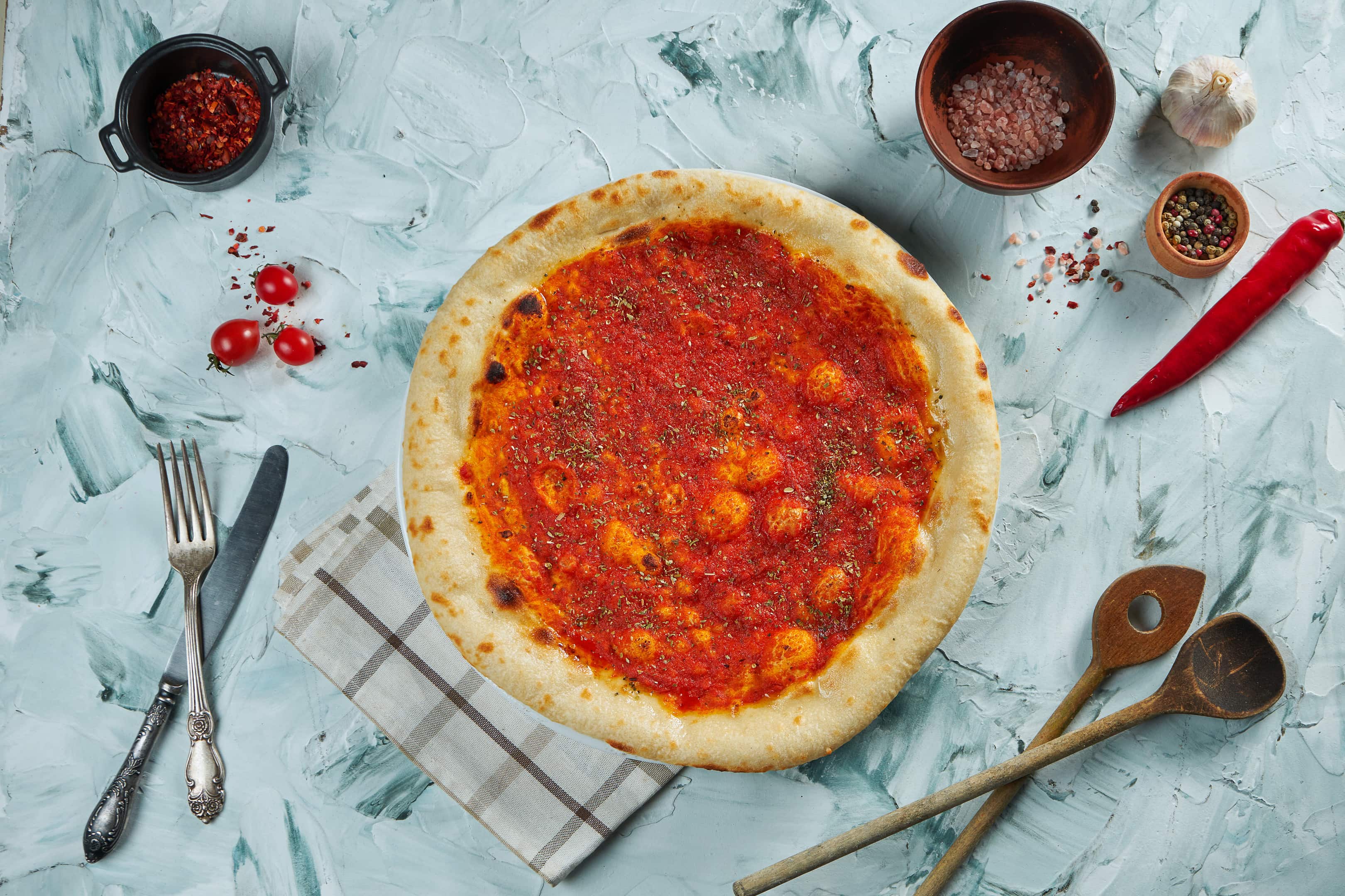 Freshly baked pizza marinara