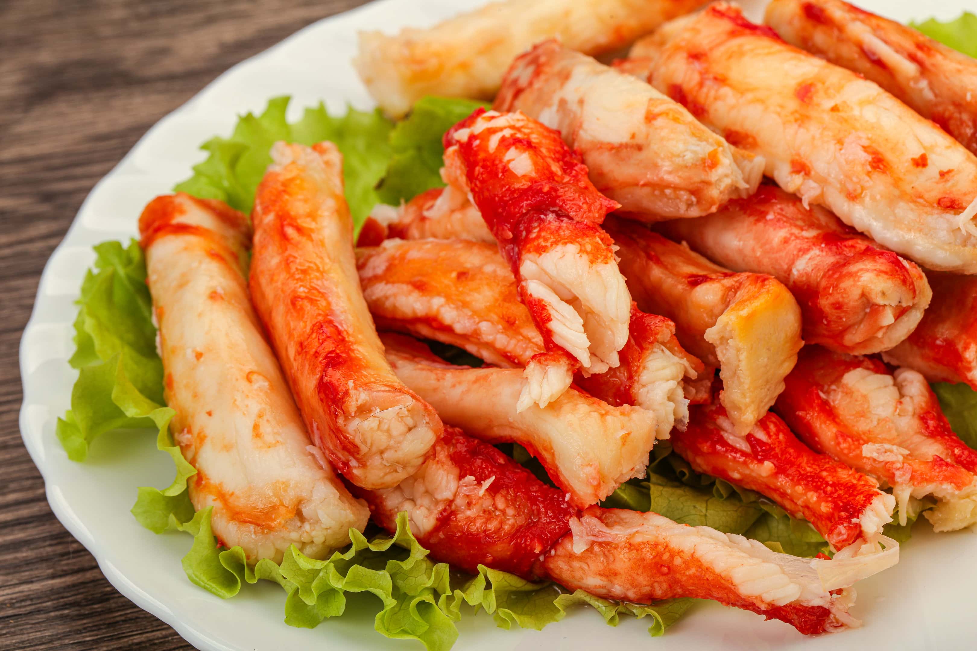 Fried crab legs with lettuce