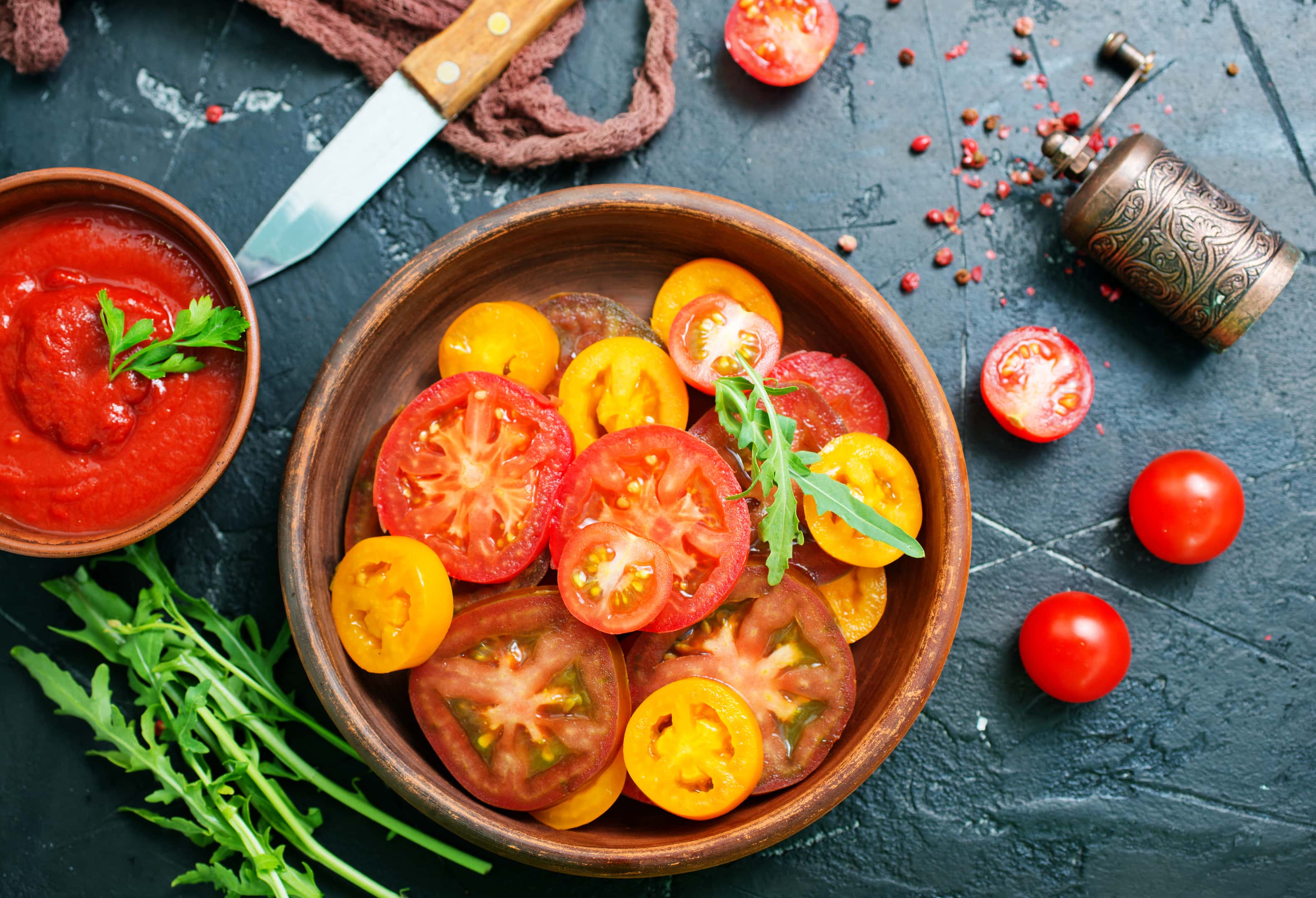 Salad with fresh tomatoes and arugula
