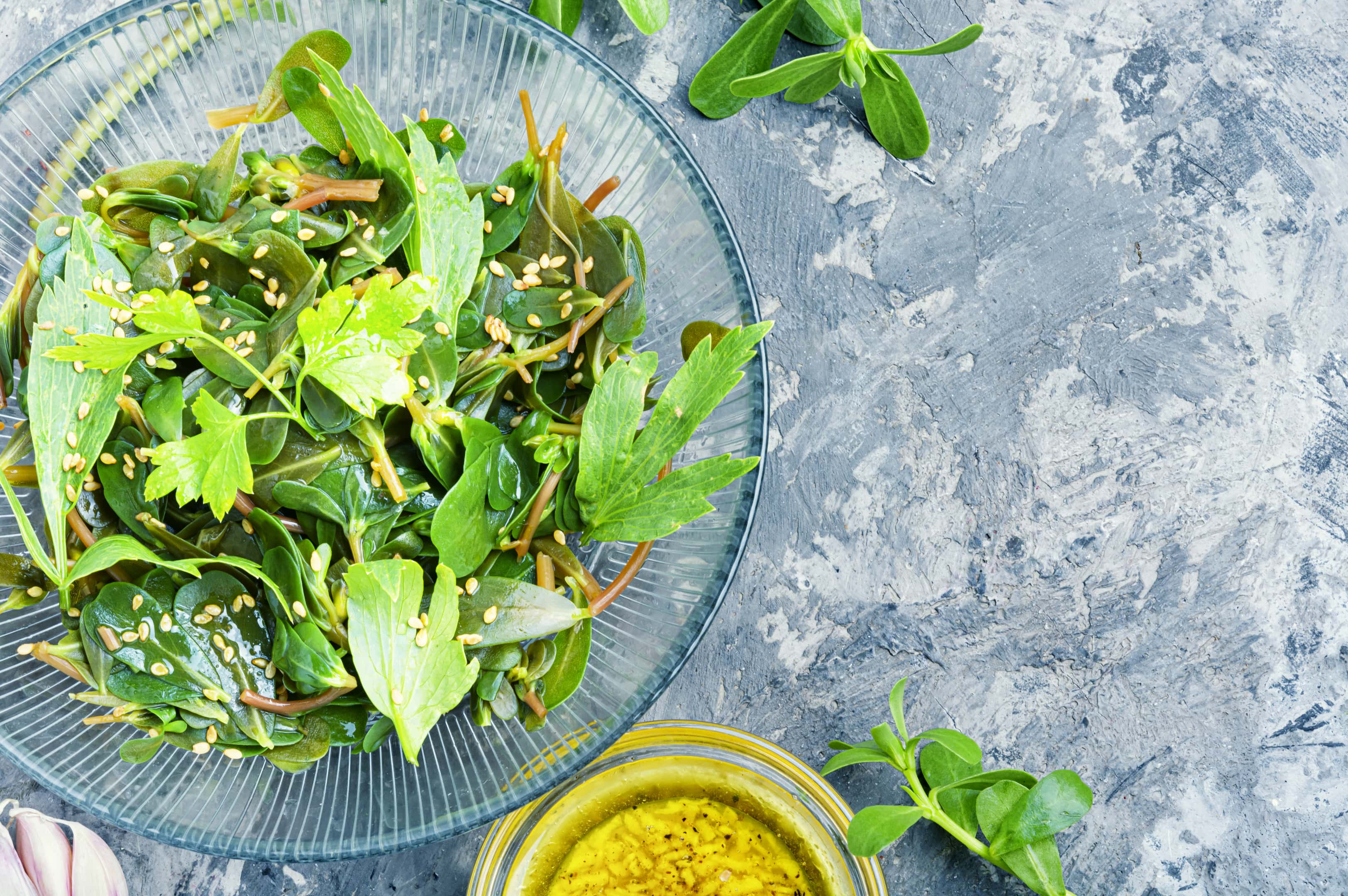 Spring salad with purslane, parsley and sesame