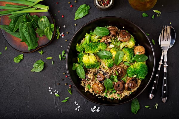 Healthy bowl — broccoli, mushrooms, spinach and quinoa