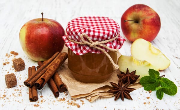 Tasty Popcorn Sutton moonshine with cinnamon and apples