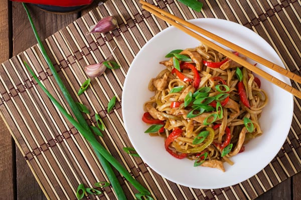 Udon noodles with chicken, peppers and seasonings