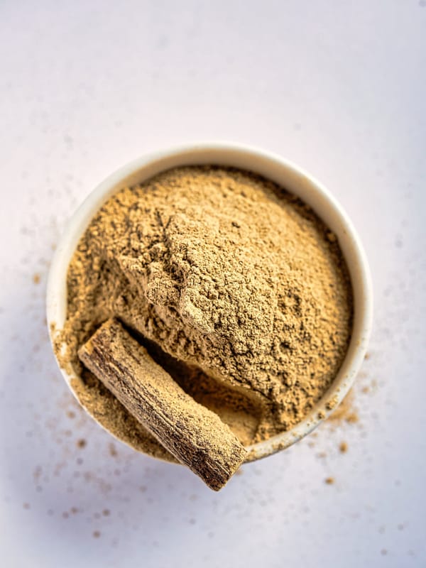 Vekhand powder and vekhand root in a bowl