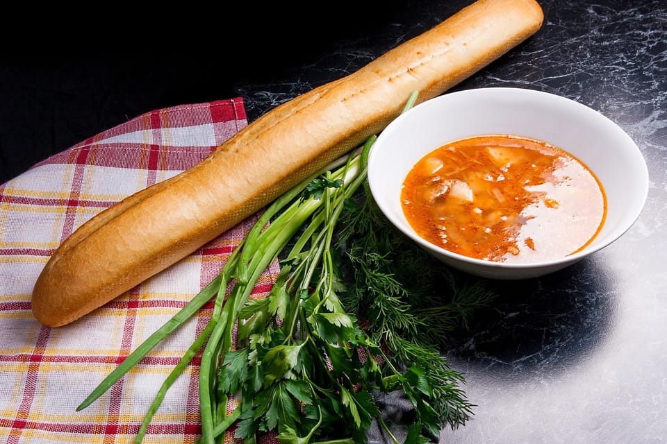 Sweet onion sauce served with fresh herbs and bread