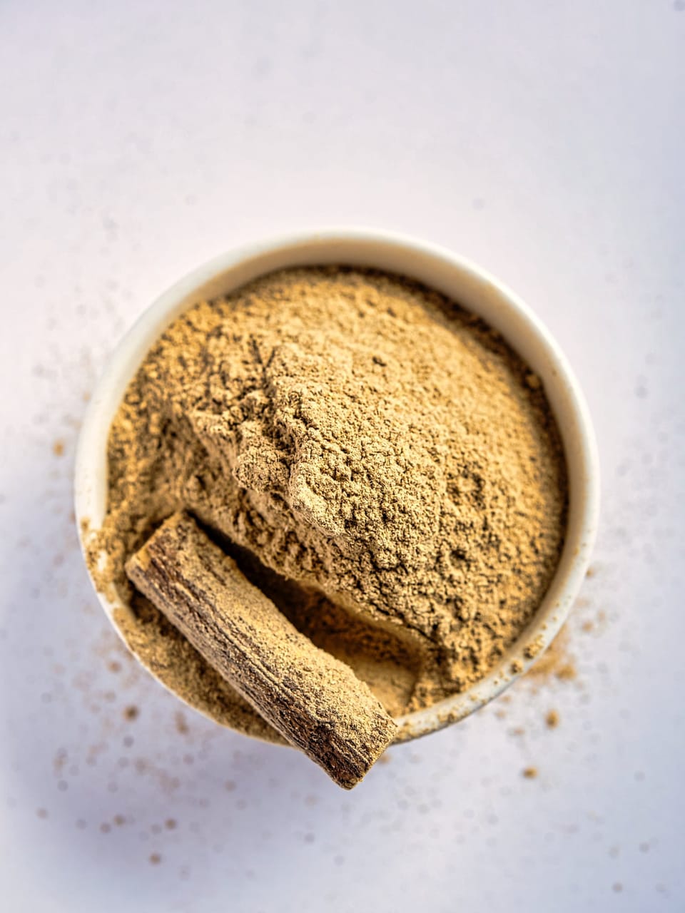 Vekhand powder and vekhand root in a bowl
