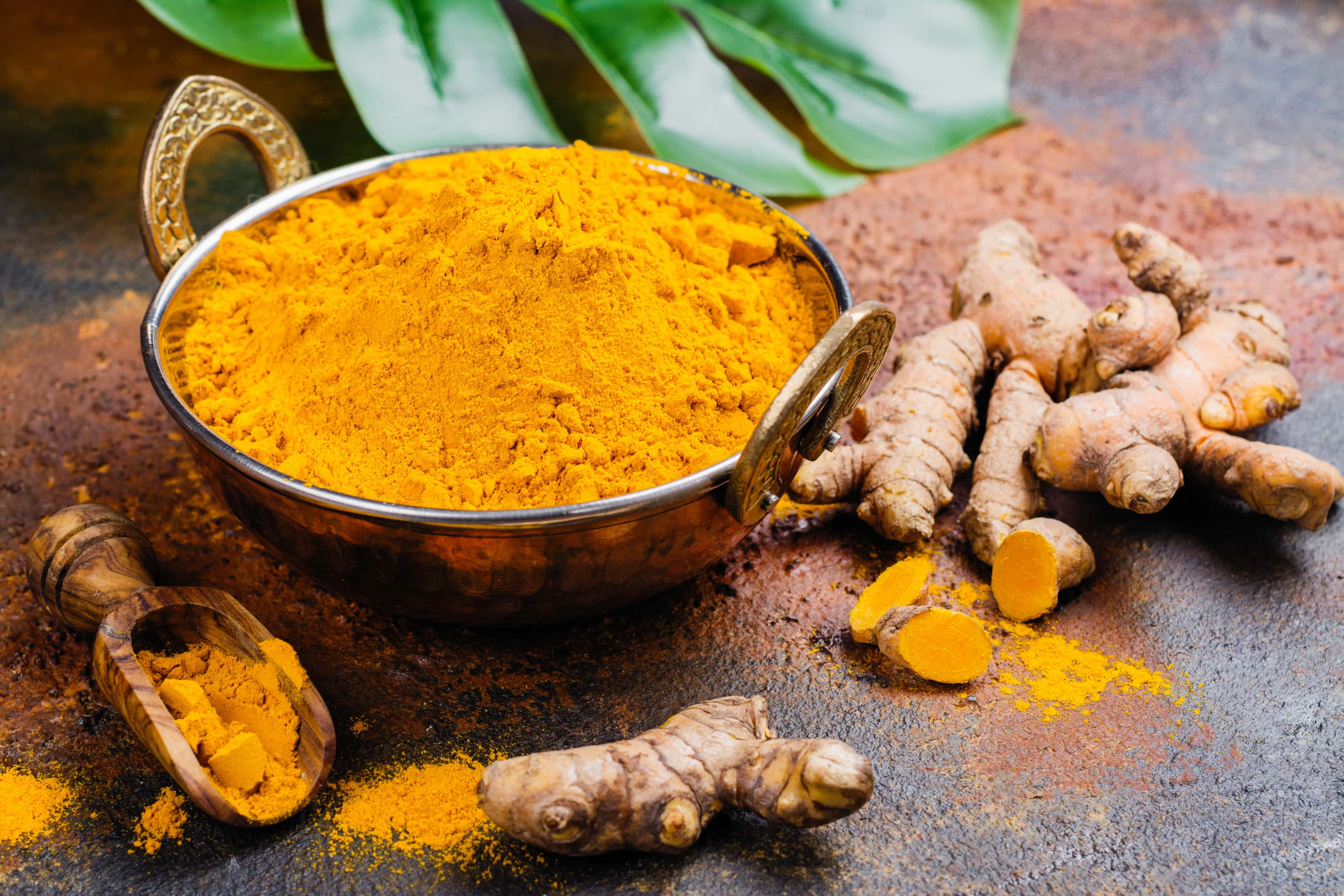 pulbere de Turmeric și rădăcină proaspătă de Turmeric