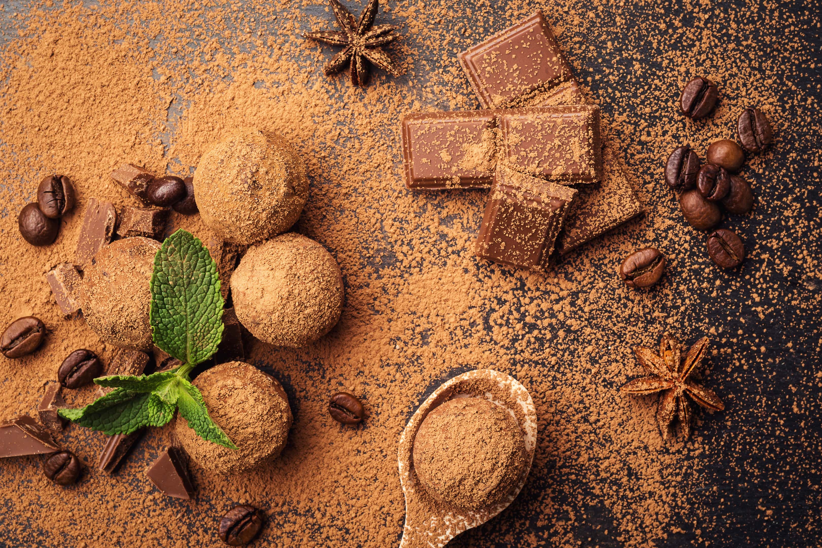 Chocoladetruffel en chocoladesnoepjes met cacaopoeder en koffiebonen