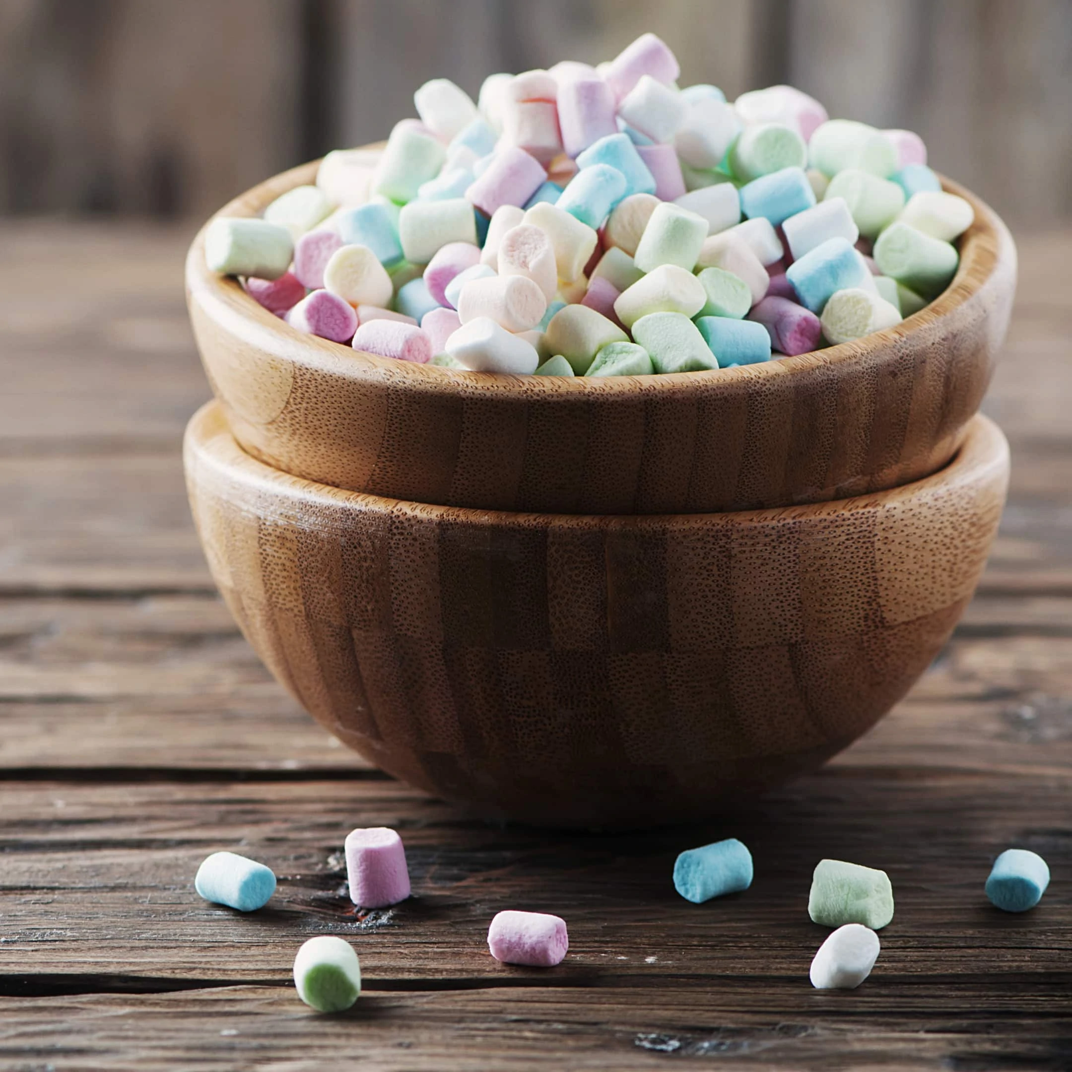 Colored marshmallow in the wooden bowl