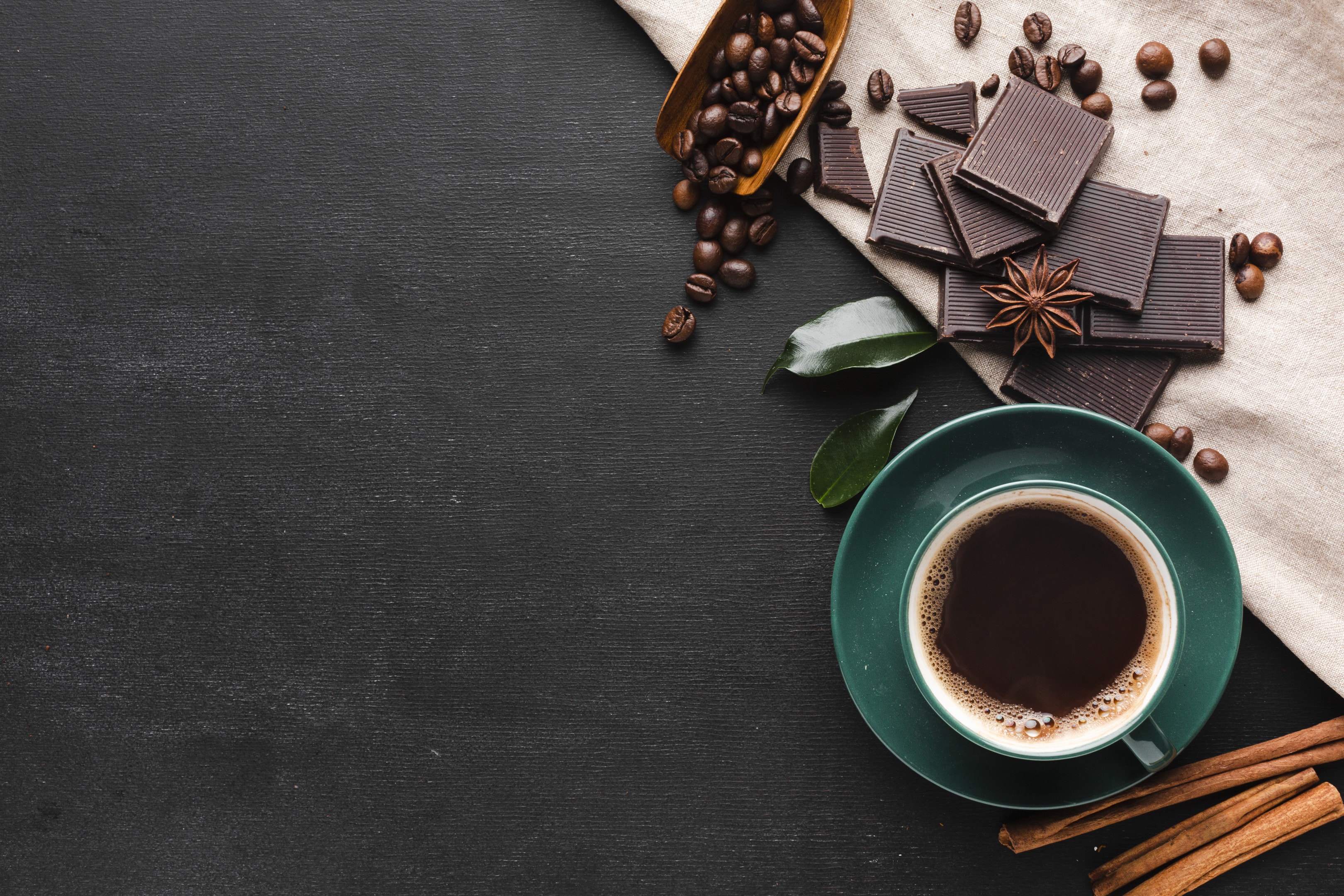 Copa de café com chocolate e grãos de café