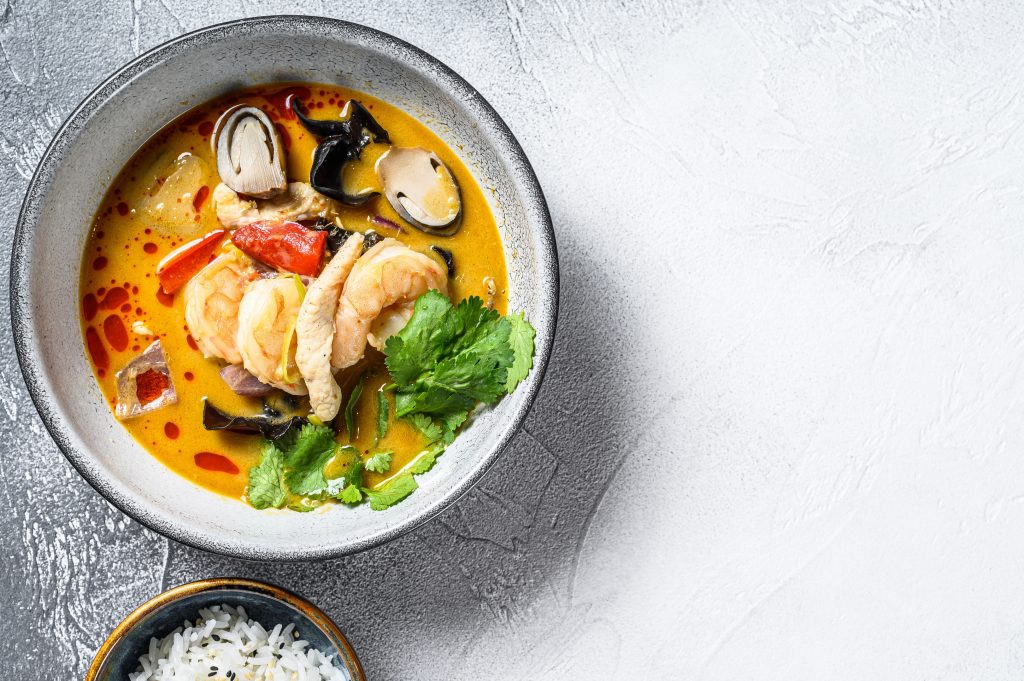Soup ui. Азиатский суп вид сверху. том ям серый фон. tom yum clear soup. tom yum soup.