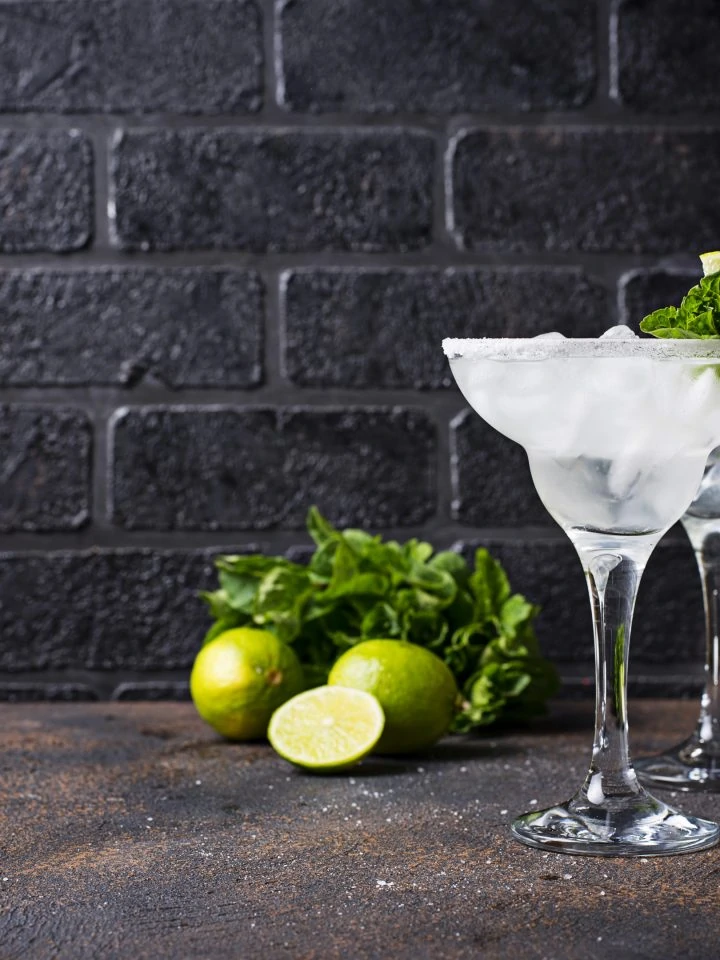 Margarita cocktails with lime and ice