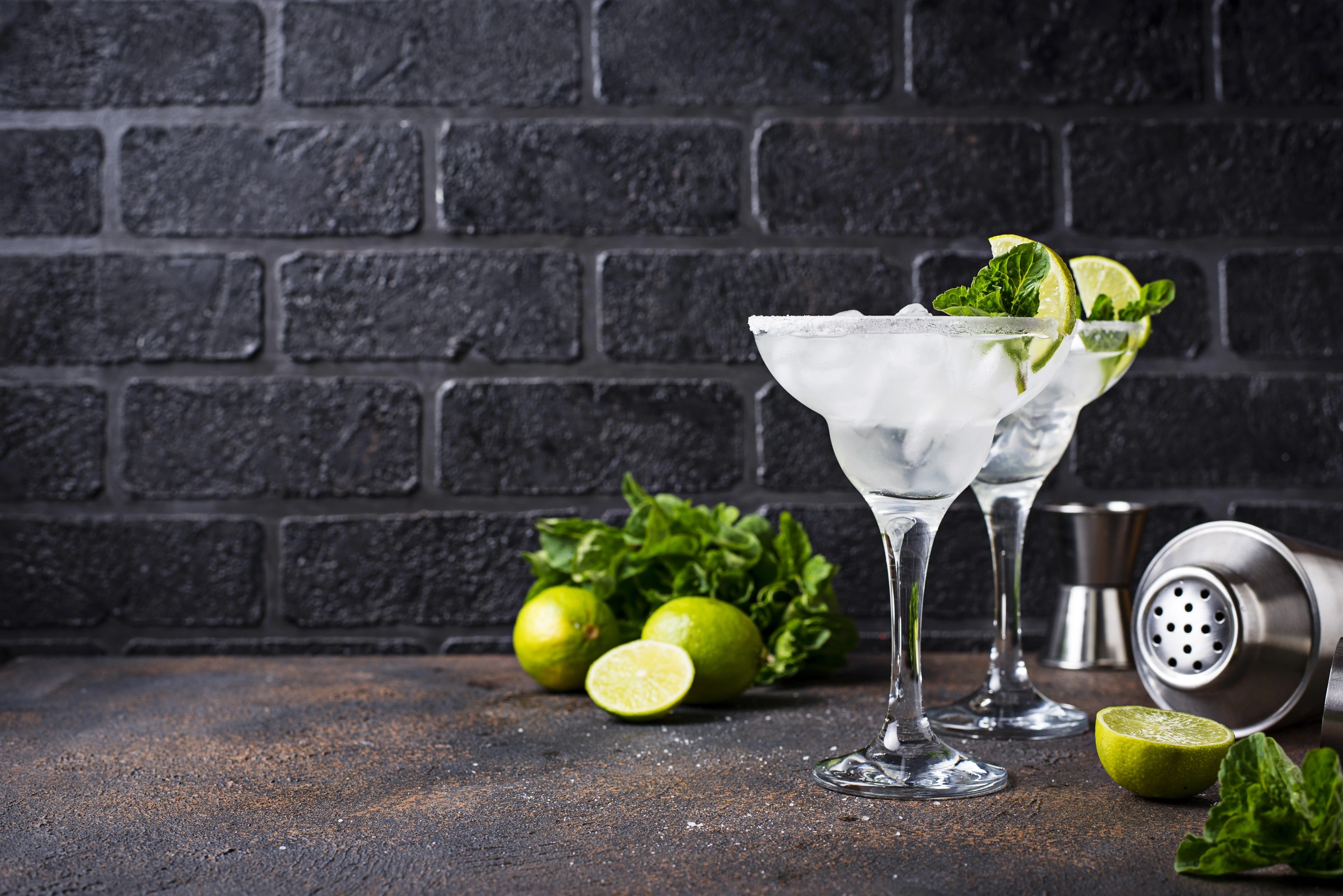 Margarita cocktails with lime and ice