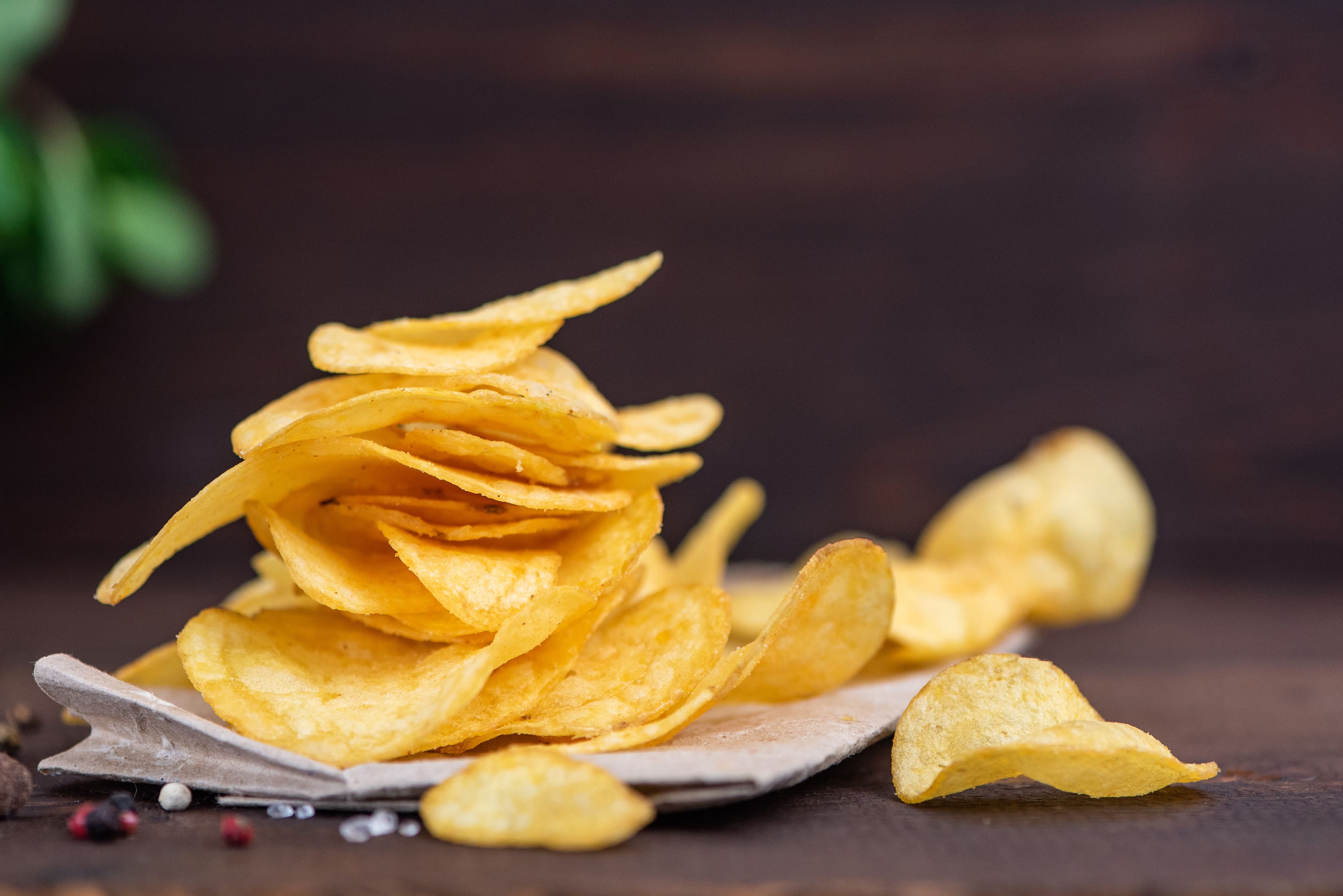 Potato chips on wooden table