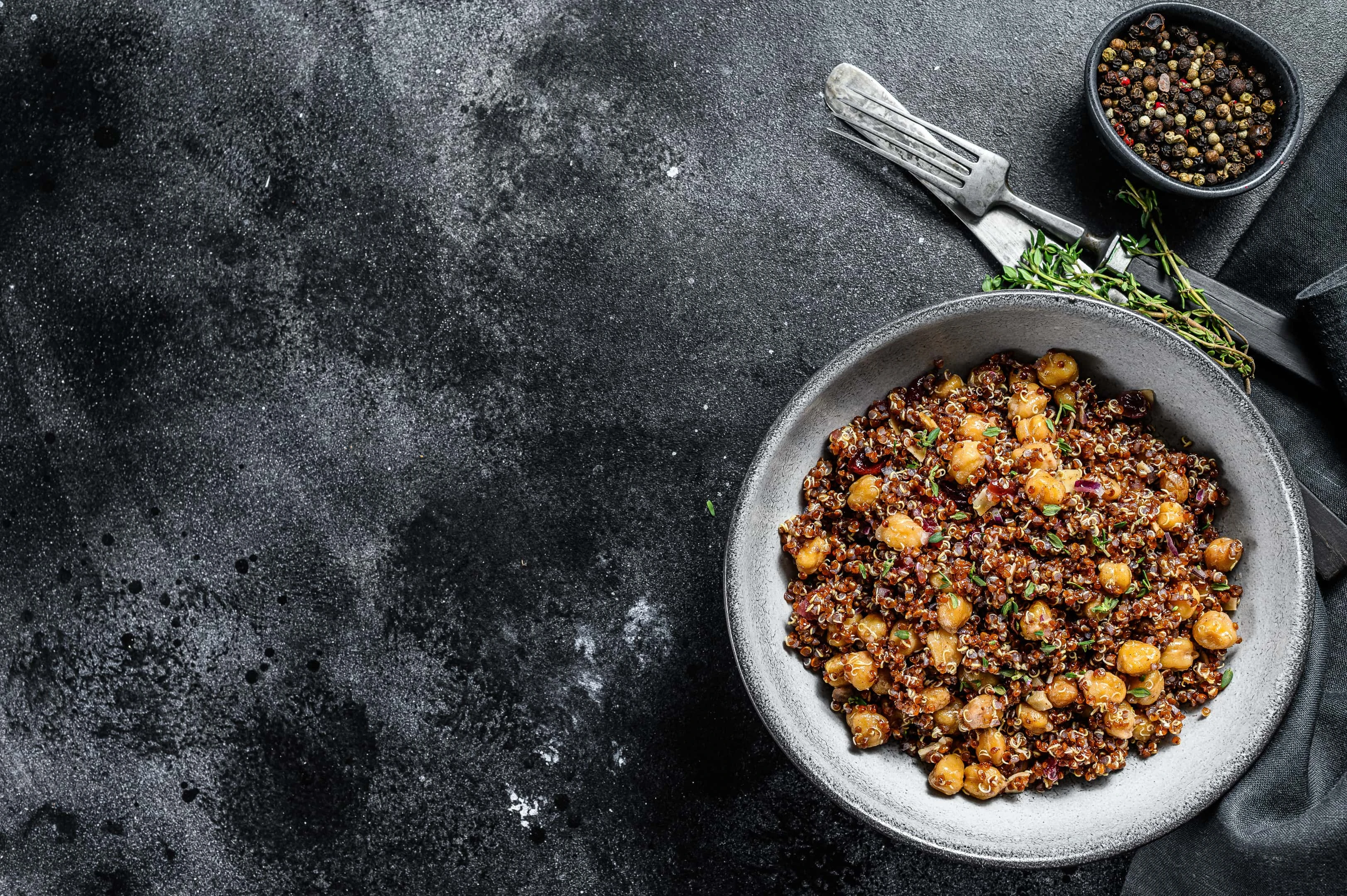 Quinoa salad with chickpeas and thyme