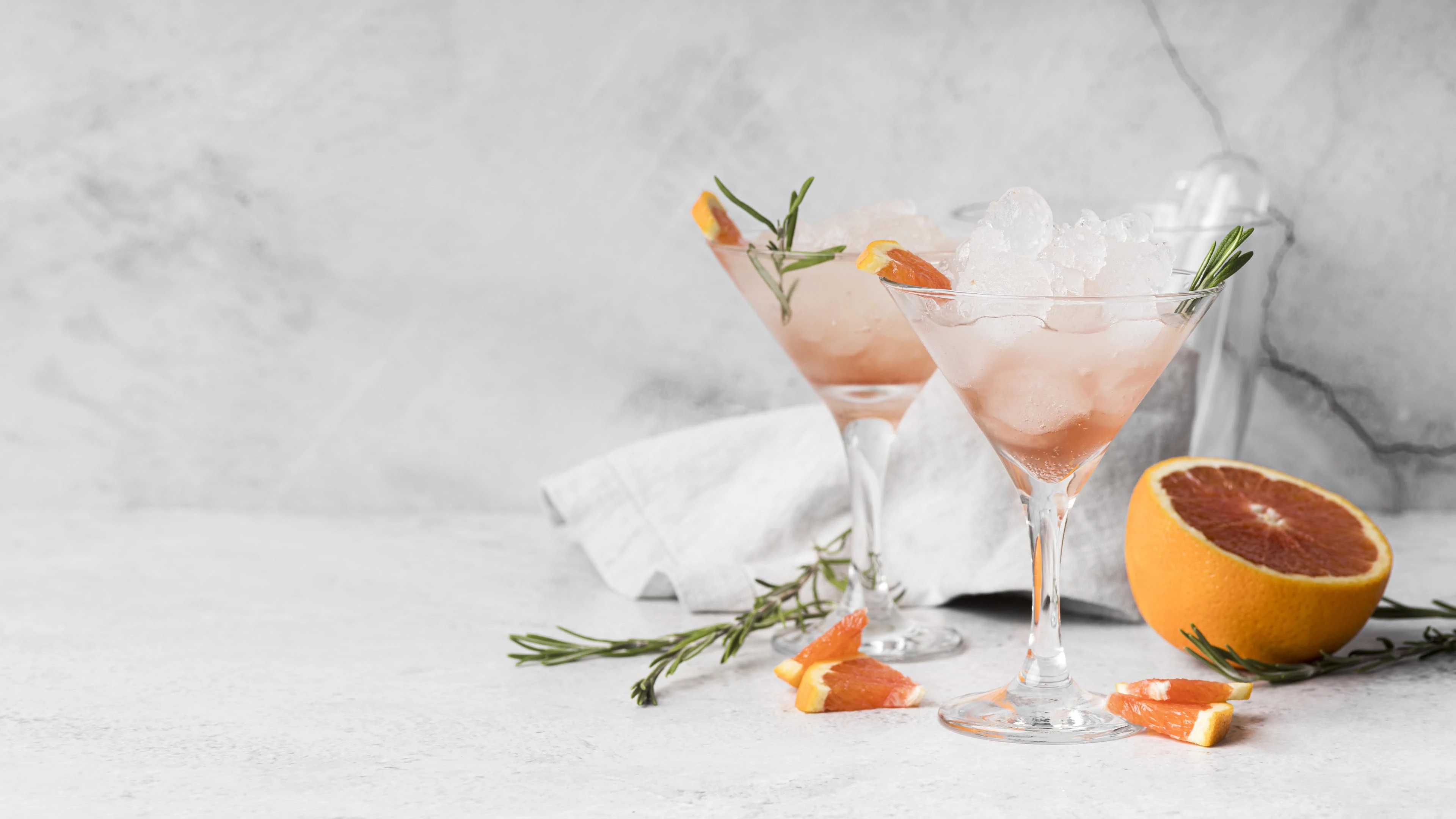 Alcoholic beverage cocktail with fresh grapefruit