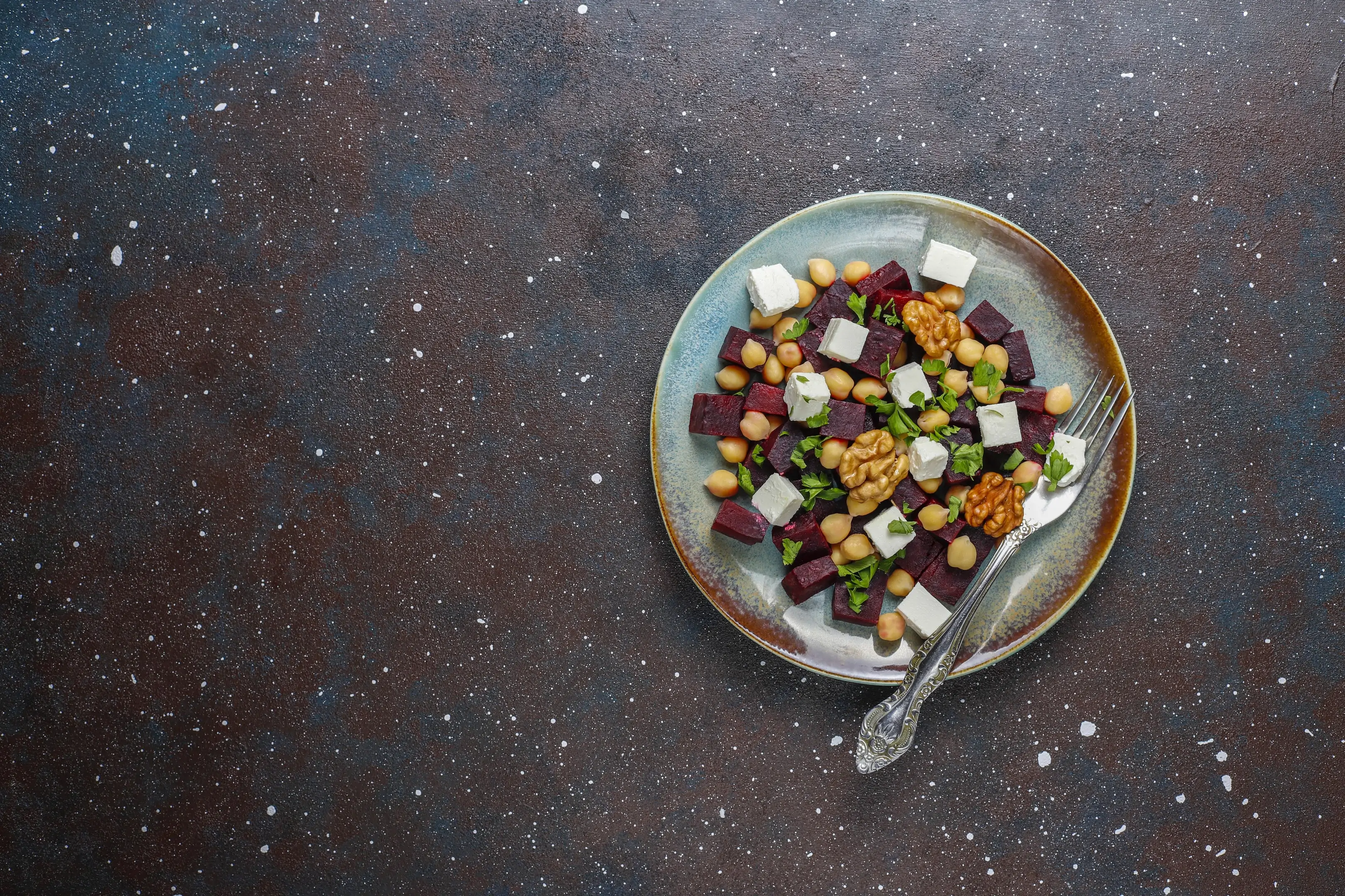 Beet salad with goat cheese and chickpeas