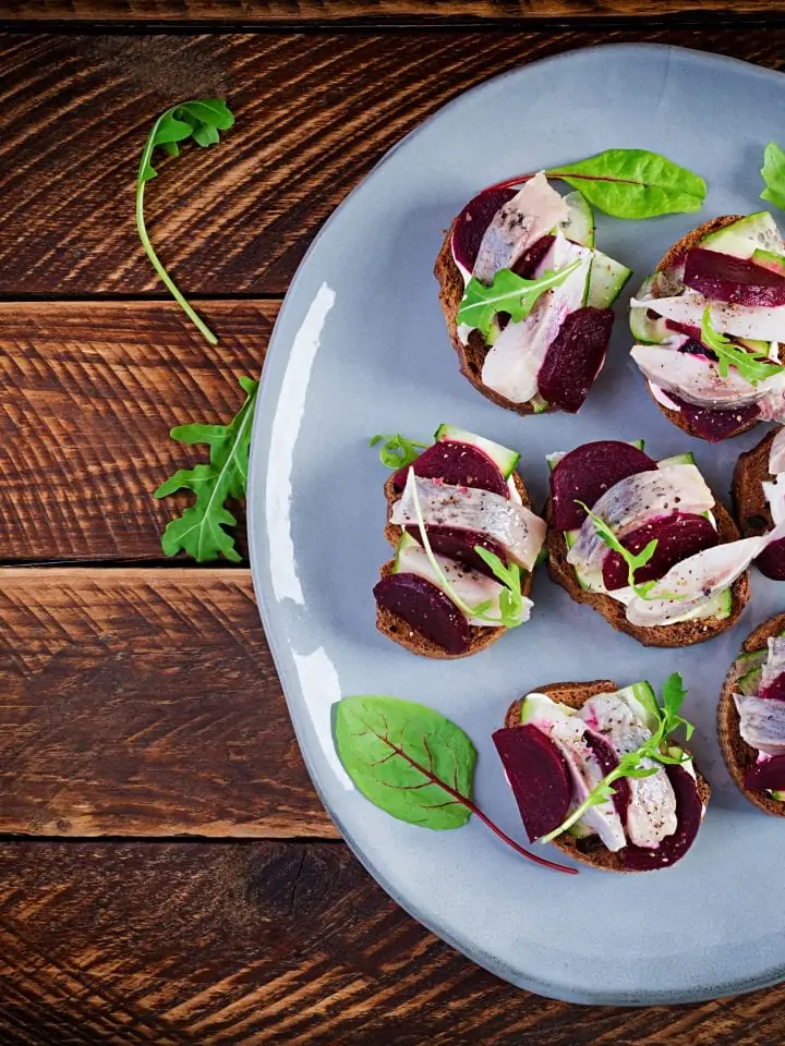 Herring fillet and beets brusketa