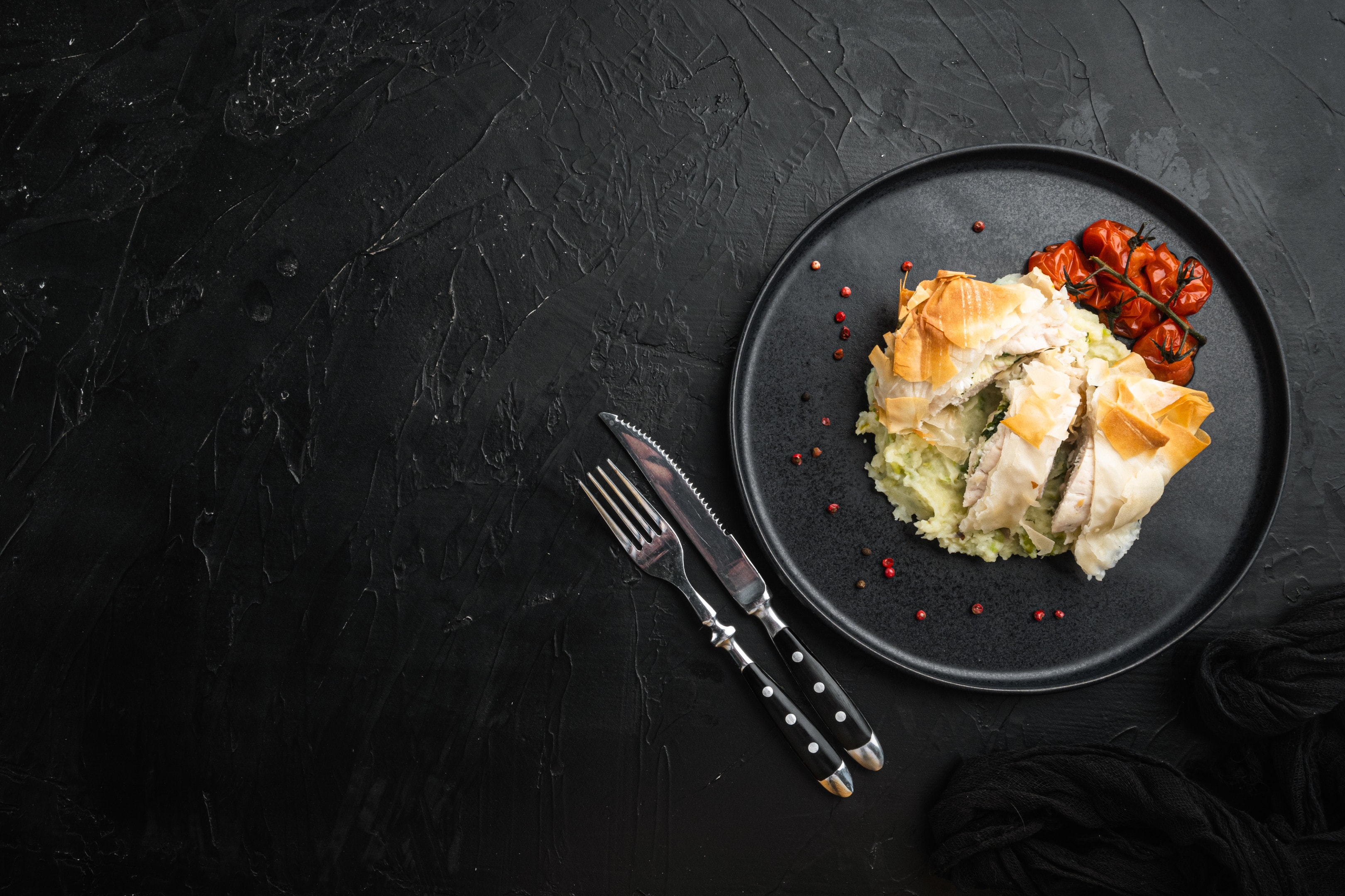Stuffed chicken cutlets on mashed potatoes — Kiev style