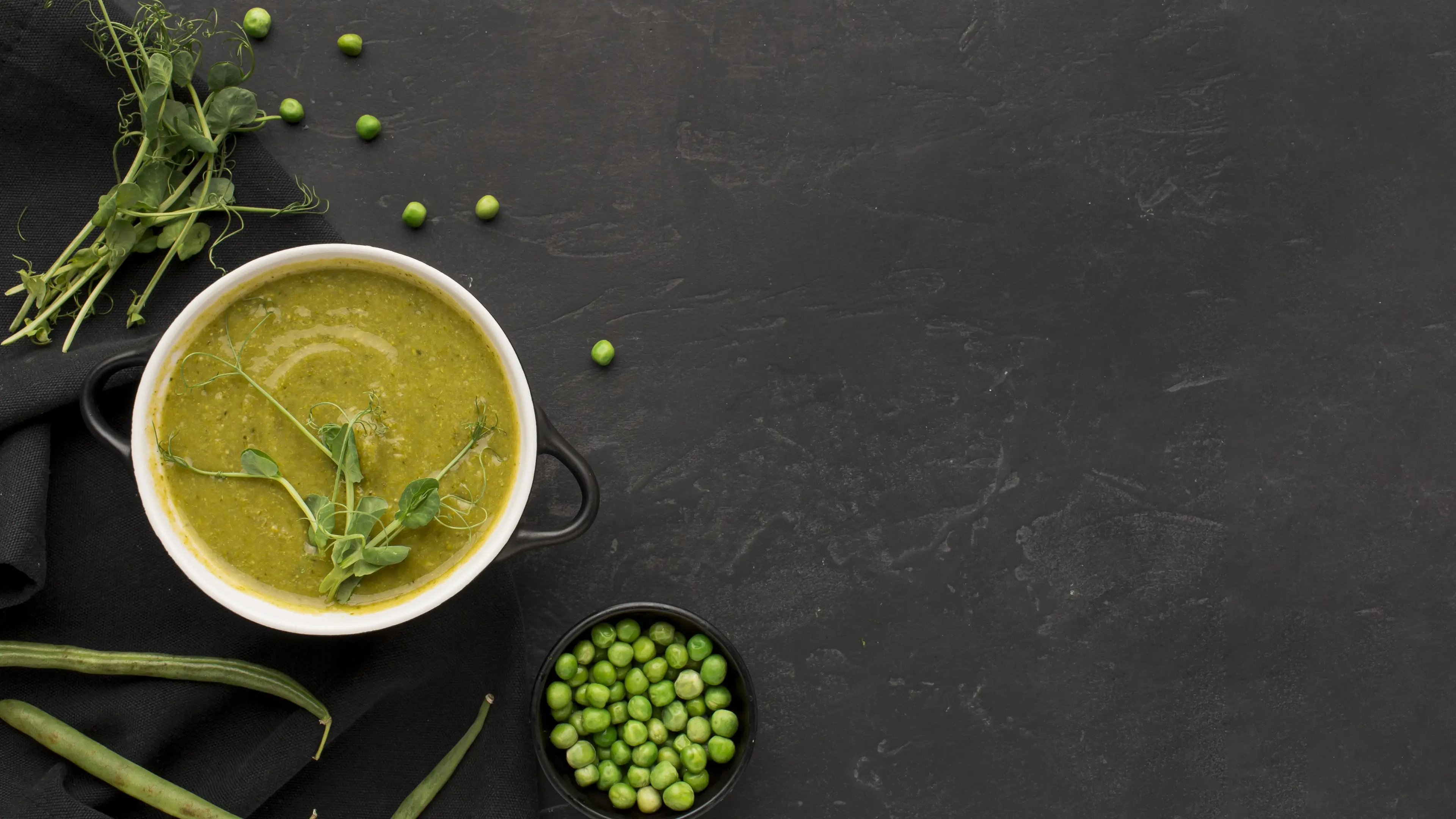 Green peas soup and fresh green peas