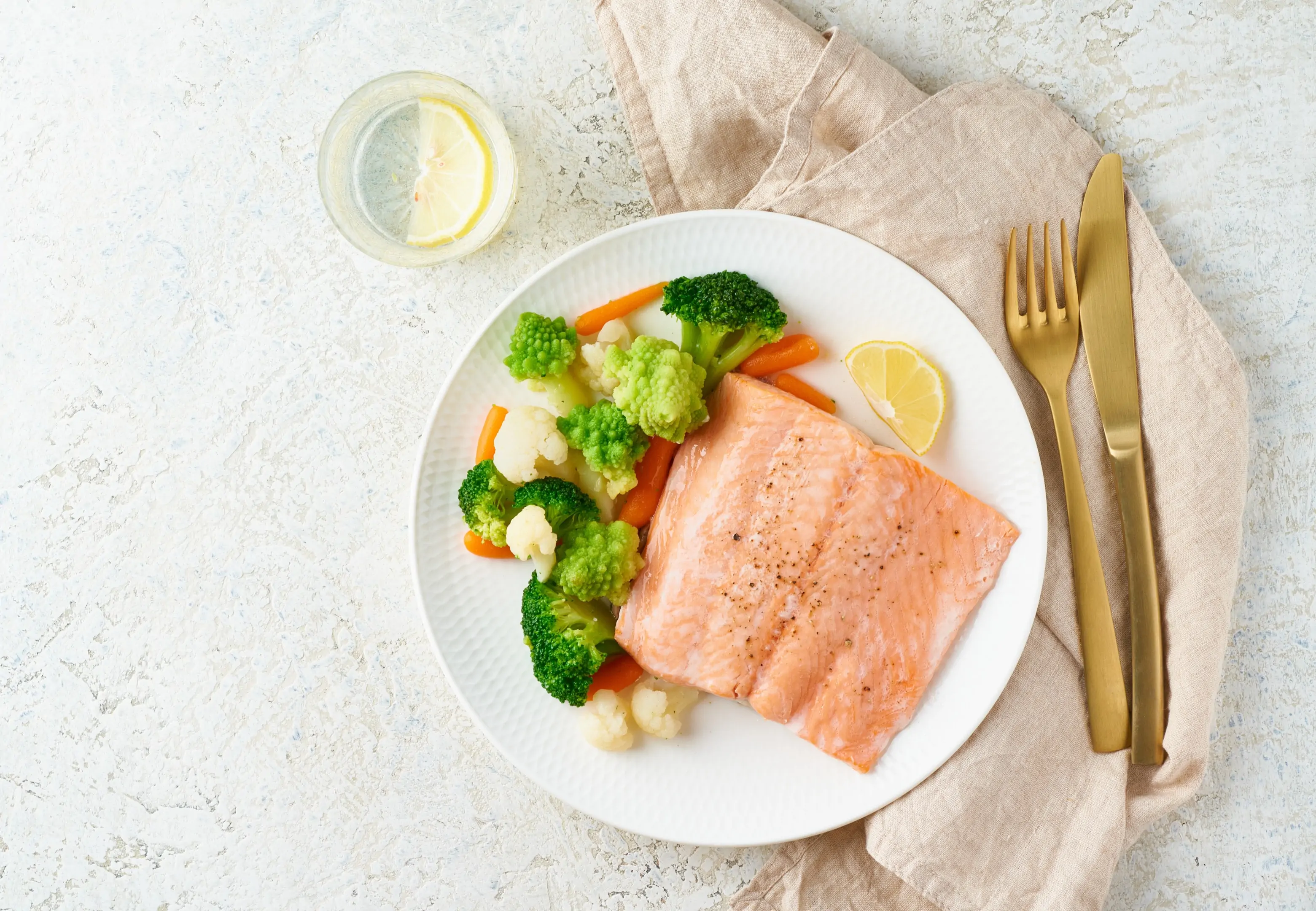 Steamed salmon with steamed broccoli, Romanesco and cauliflower