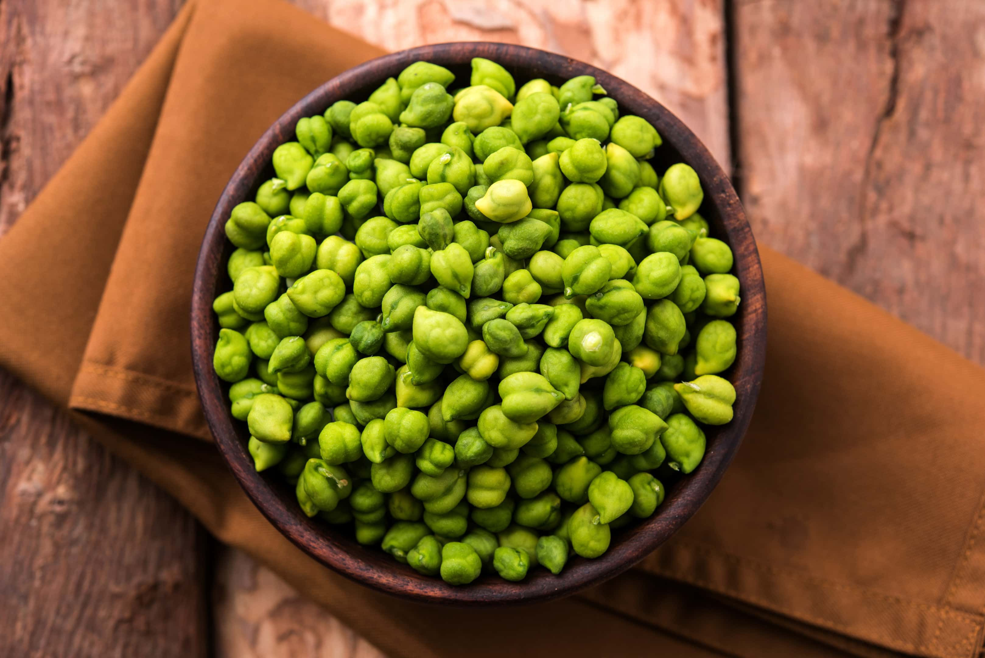 Fresh green chickpeas — Hara Harbara — in a bowl