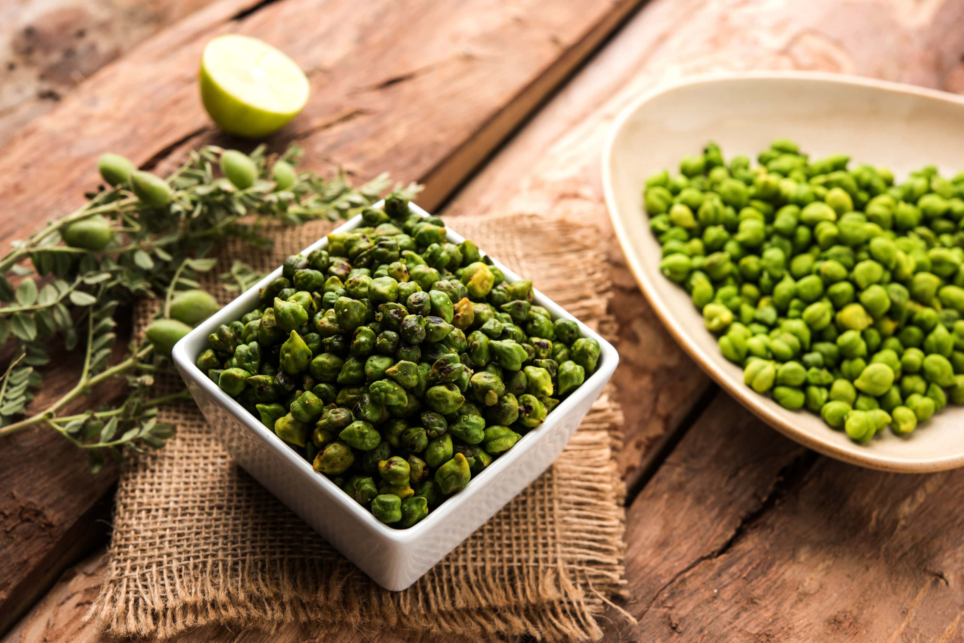 Roasted and fresh green chickpeas — Hara Harbara — in bowls