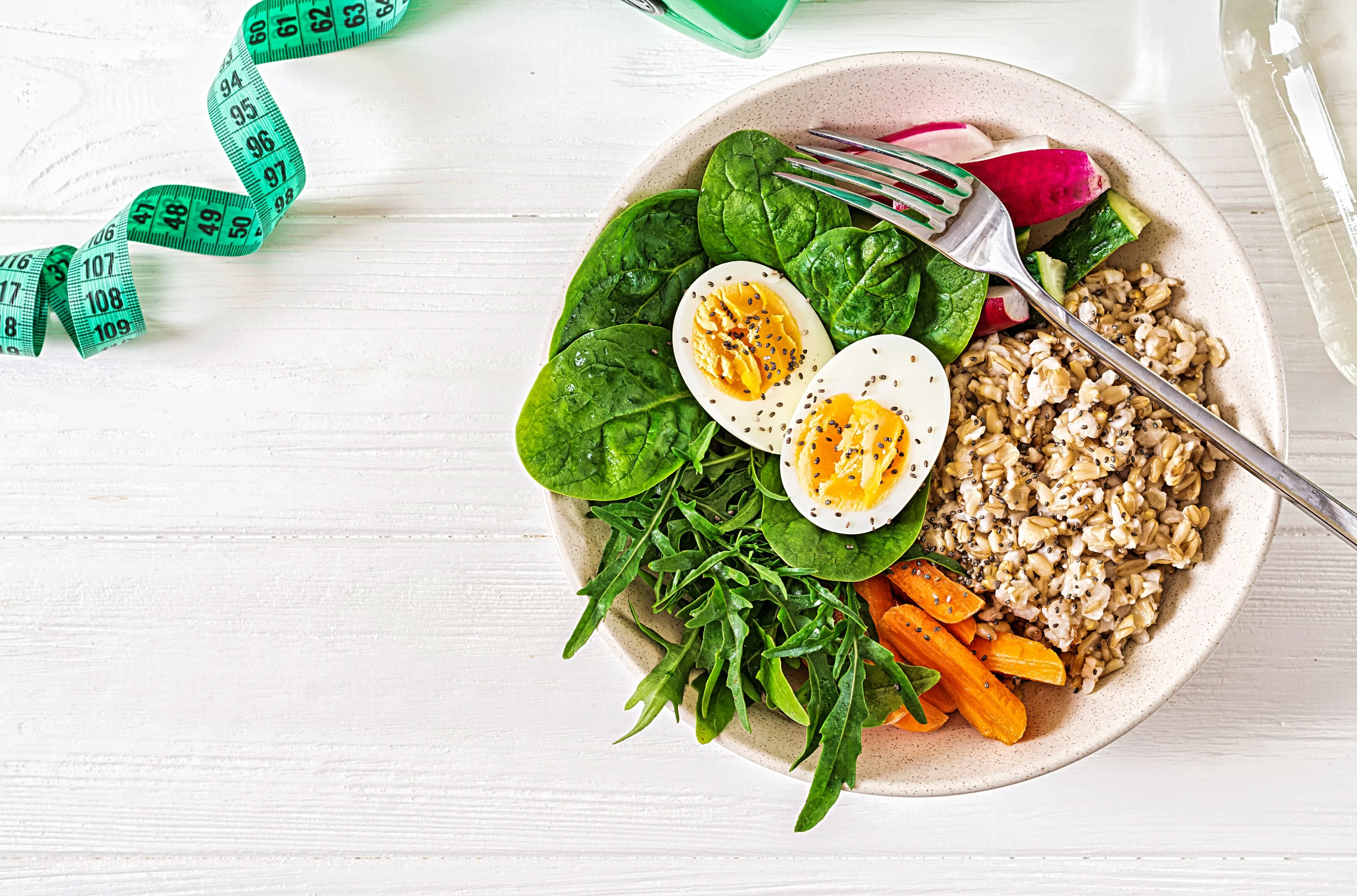 Salad of greens, egg, oats and carrots