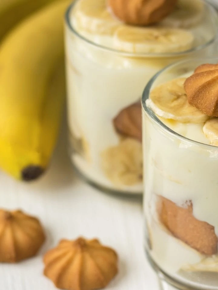 Banana pudding no bake glasses with cookies