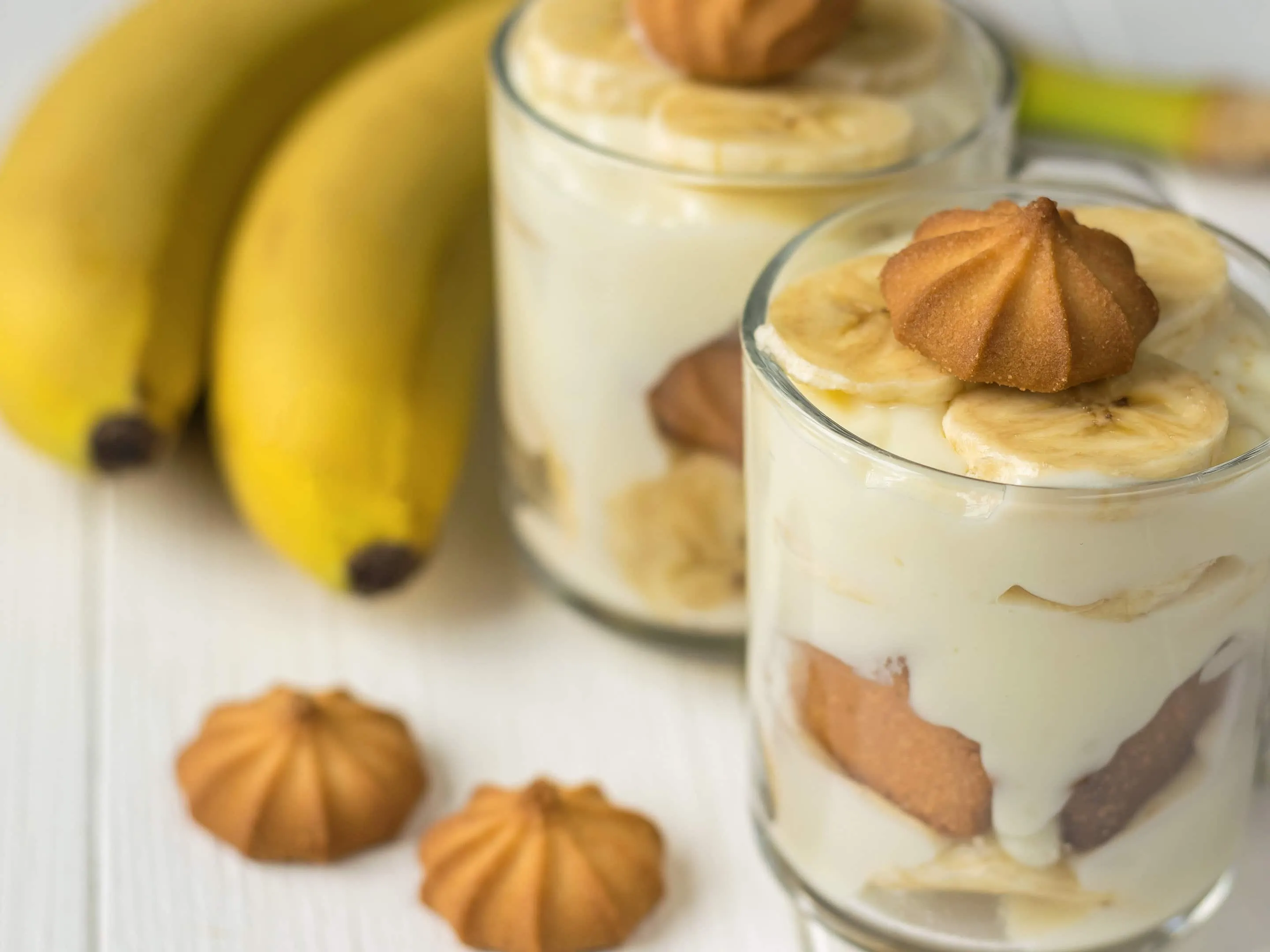 Banana pudding recipe no bake - glasses with cookies