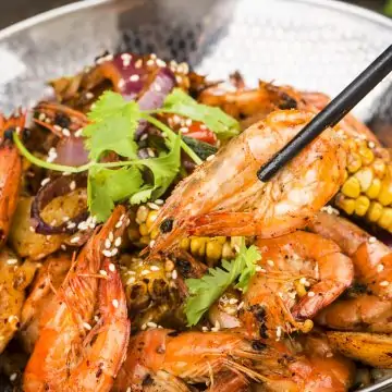 Boiling Crab shrimp with garnish