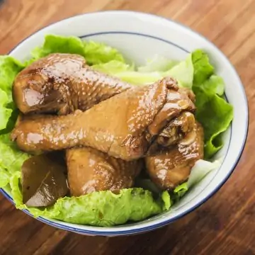 Chicken adobo with lettuce