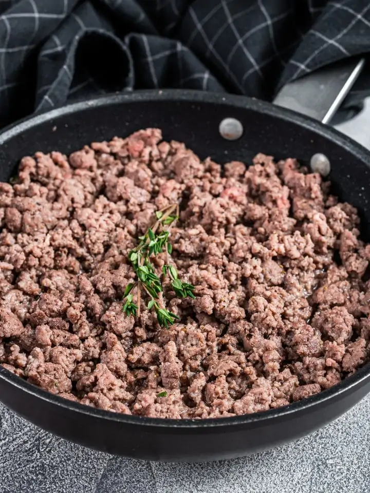 Fried minced taco meat with herbs