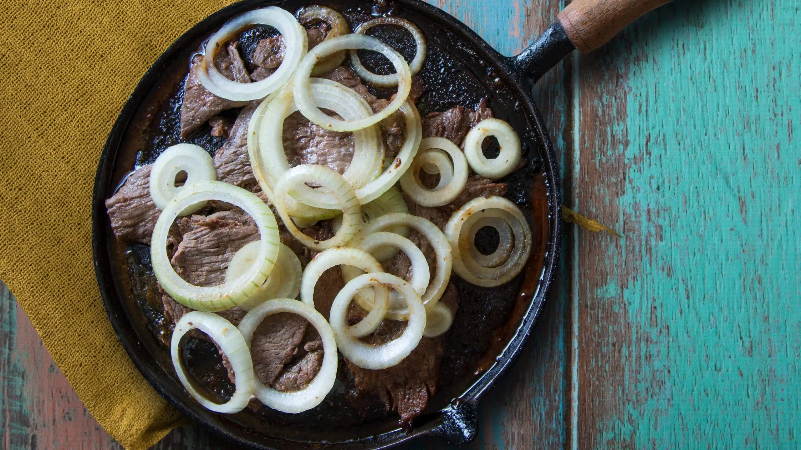 Sizzling beef Pinoy with onions