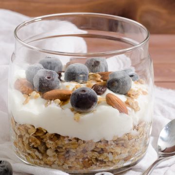 Starbucks overnight oats with natural yogurt, blueberry, and nuts