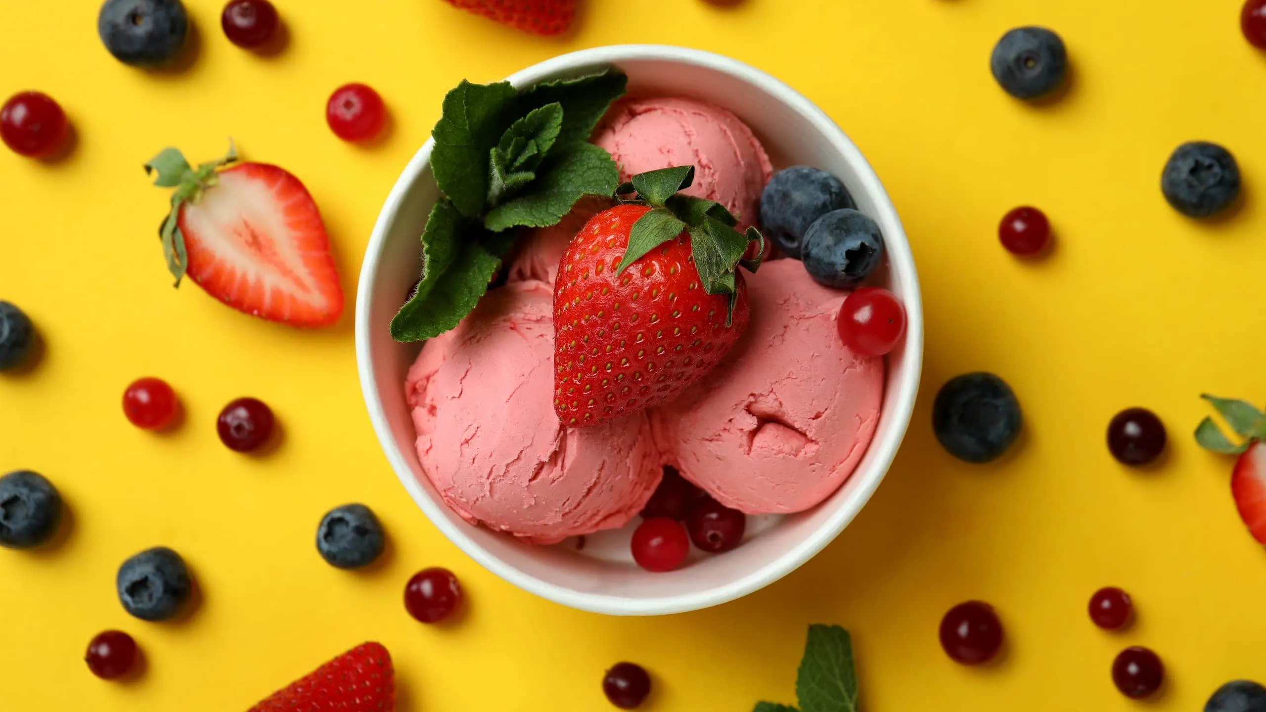 Anabolic ice cream recipe with berries toppings
