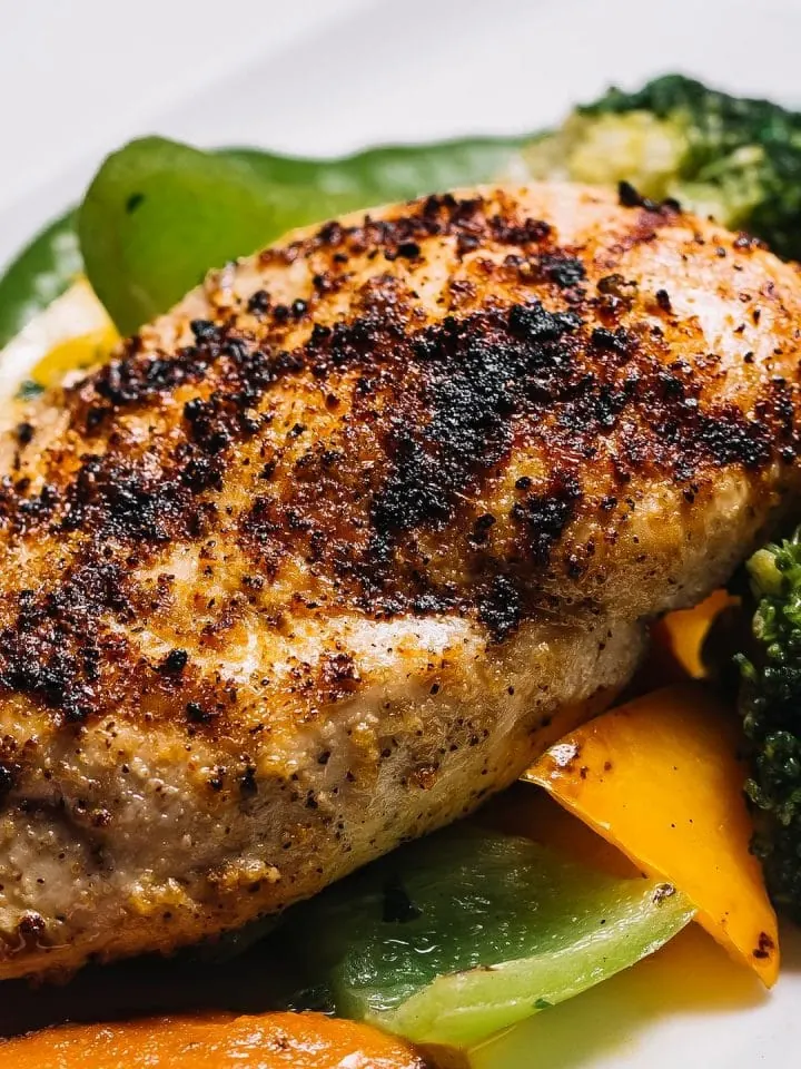 Grilled Texas Roadhouse herb crusted chicken with broccoli, bell pepper, and green pepper
