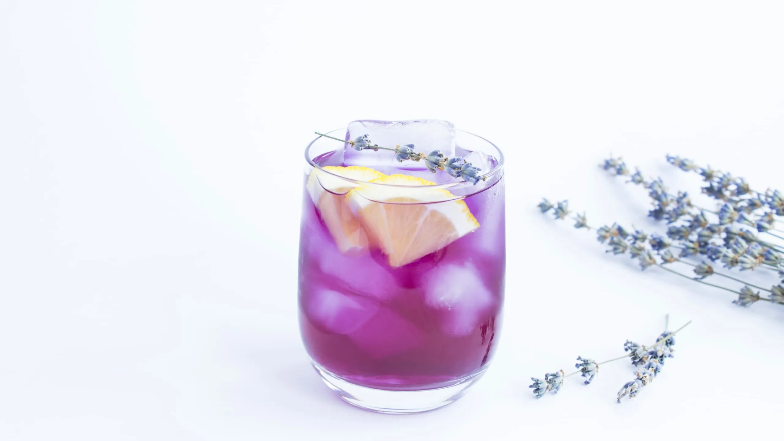Non-alcoholic and flavorful violet sake with lemon