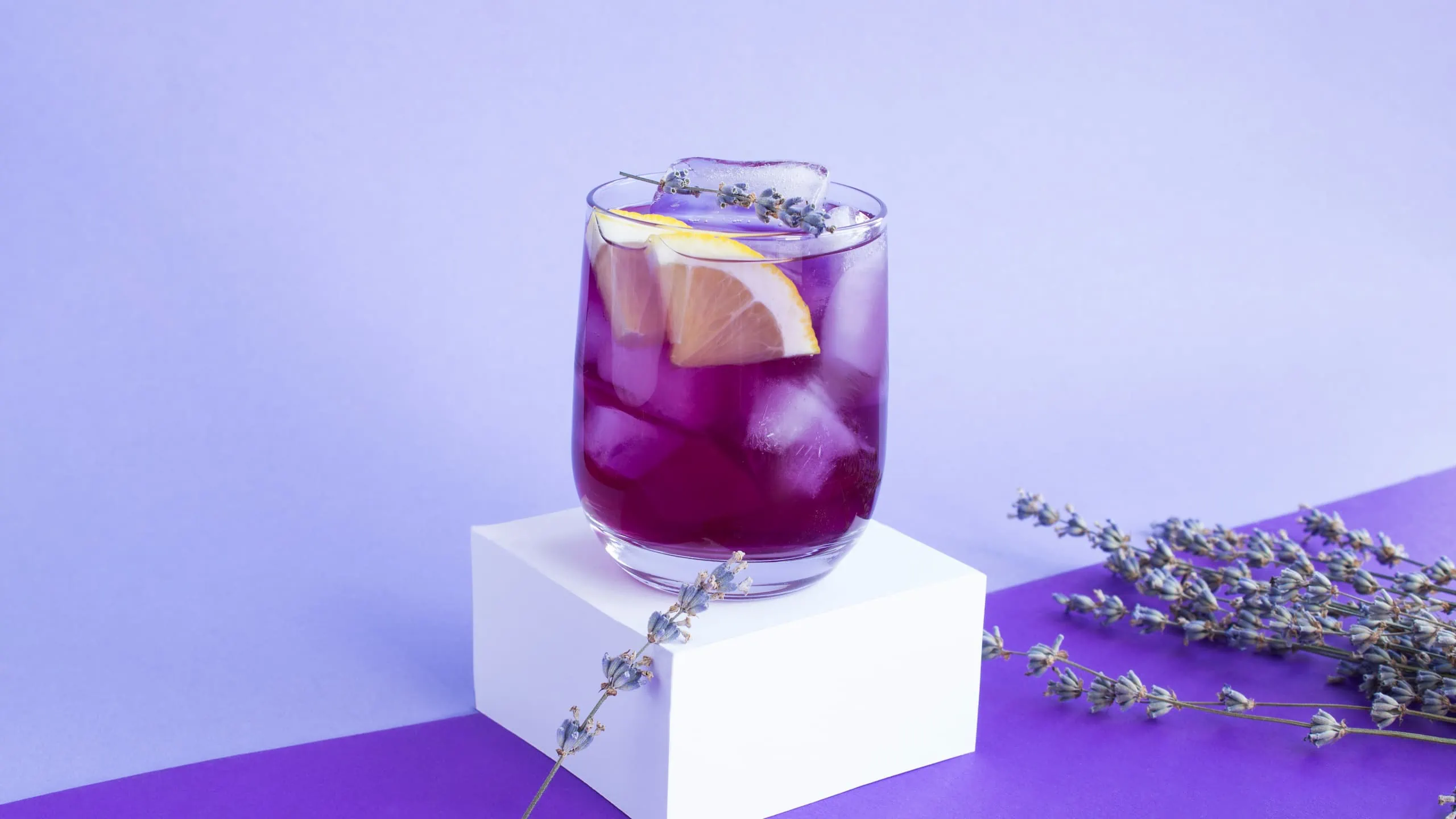 Violet sake recipe with ice and lemon