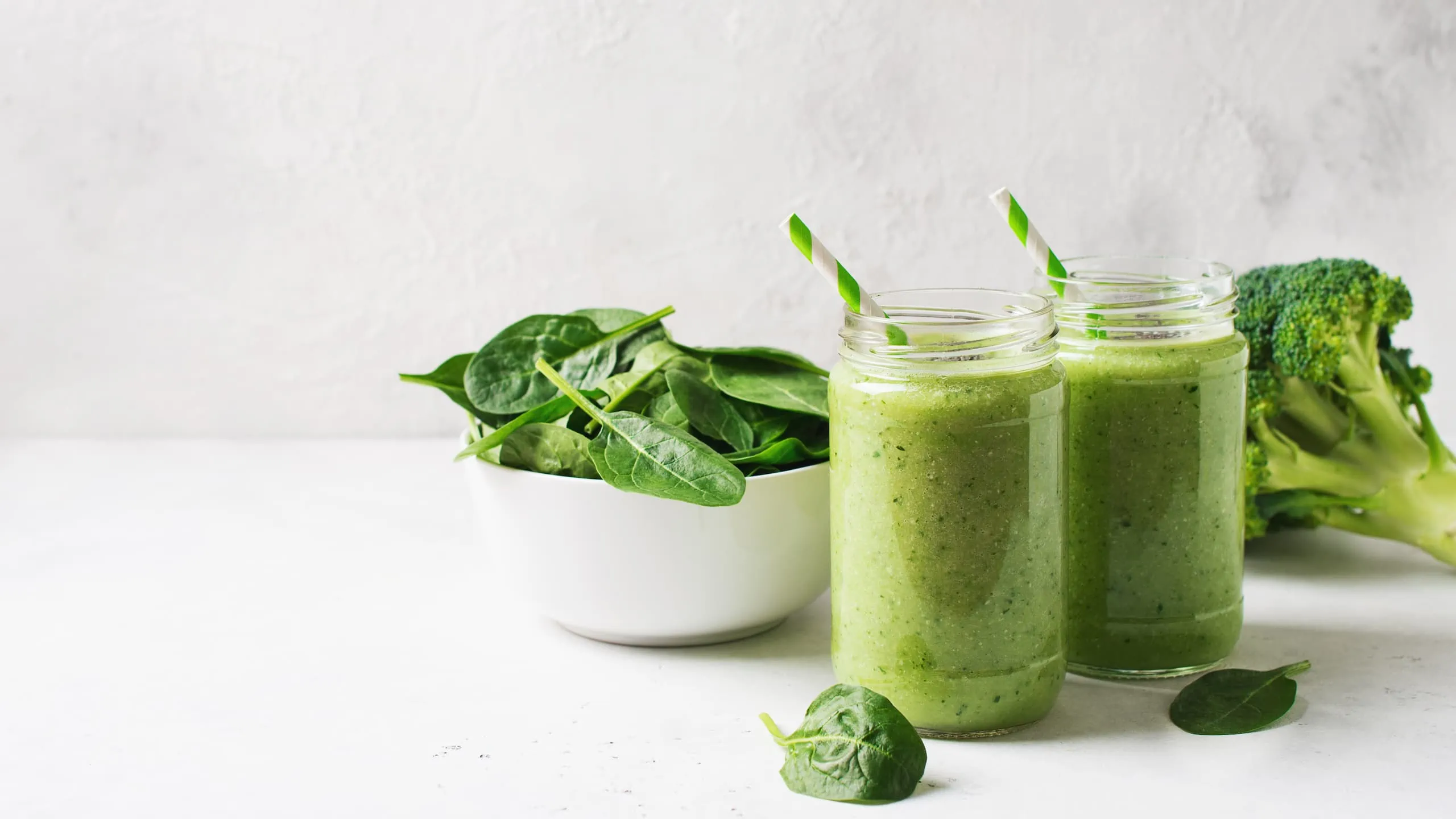 3-minute meal replacement smoothie with spinach and broccoli