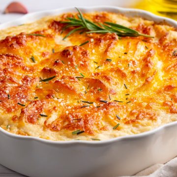 Our recipe for crabmeat casserole with garlic and onion