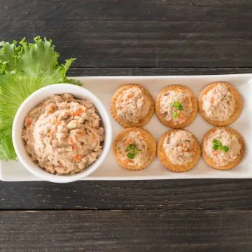 Smoked tuna dip with lettuce and cracker